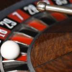 Рулетка в казино с фишками и игровым столом для успешных игроков